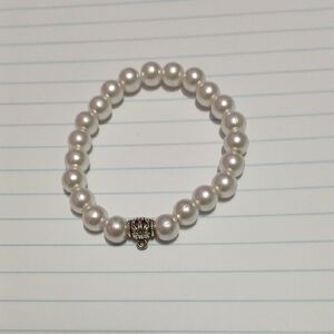 Elegant White Pearl Bracelet
